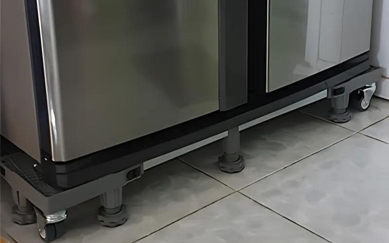 Việc kê tủ lạnh lên cao giúp giữ an toàn cho thiết bị trong điều kiện thời tiết xấu