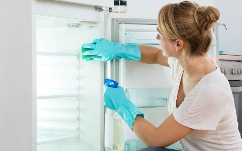 Vệ sinh quạt gió giúp ngăn chặn các hư hỏng tiềm ẩn, đảm bảo luồng khí lưu thông đều trong tủ lạnh Vệ sinh quạt gió giúp ngăn chặn các hư hỏng tiềm ẩn, đảm bảo luồng khí lưu thông đều trong tủ lạnh