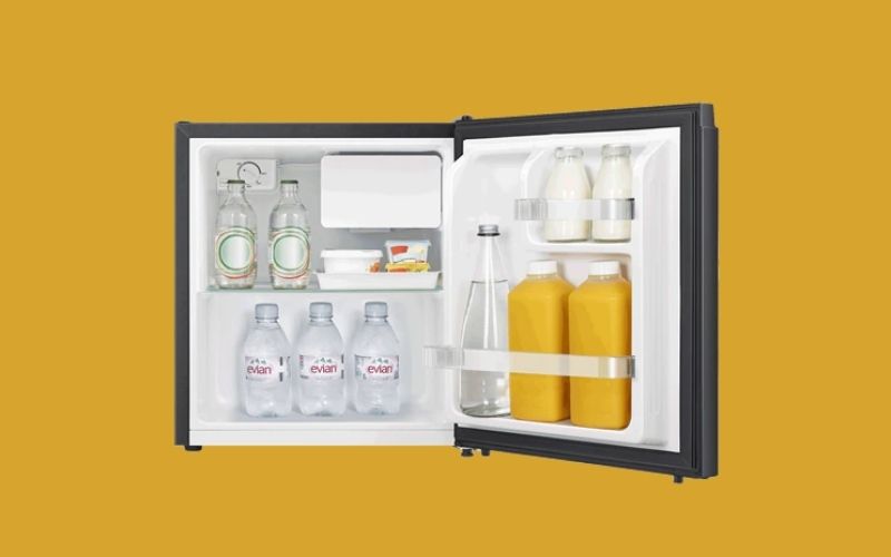 Cửa tủ sâu của Electrolux EUM0500AD-VN dễ dàng chứa các chai lớn mà không chiếm diện tích ngăn mát