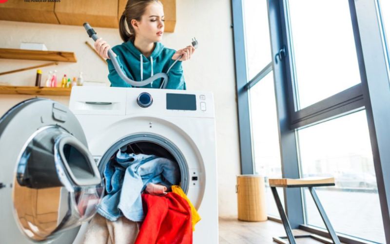 Dùng vòi xịt loại bỏ bụi bẩn, xơ vải kẹt trong hệ thống thông hơi Dùng vòi xịt loại bỏ bụi bẩn, xơ vải kẹt trong hệ thống thông hơi