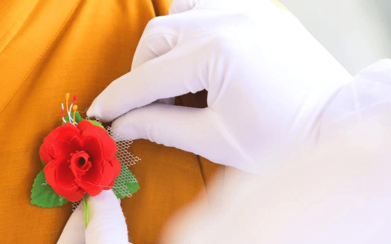 Cài hoa đỏ nếu còn cha mẹ, cài hoa trắng để tiếc thương cha mẹ đã khuất