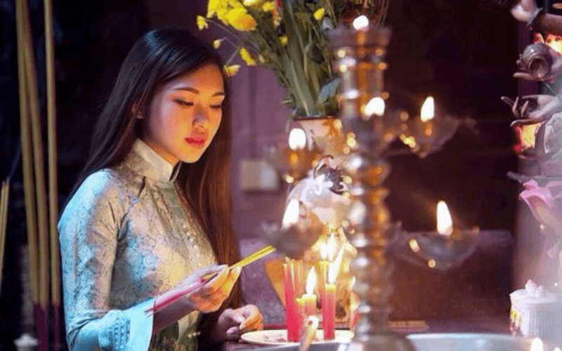 Dâng hương cúng tổ tiên để tỏ lòng thành kính